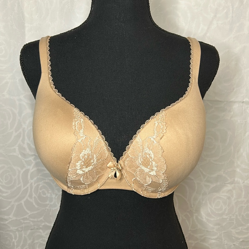 VICTORIA’S SECRET tan Body by Victoria Perfect shape lace padded bra. Size 34 DD